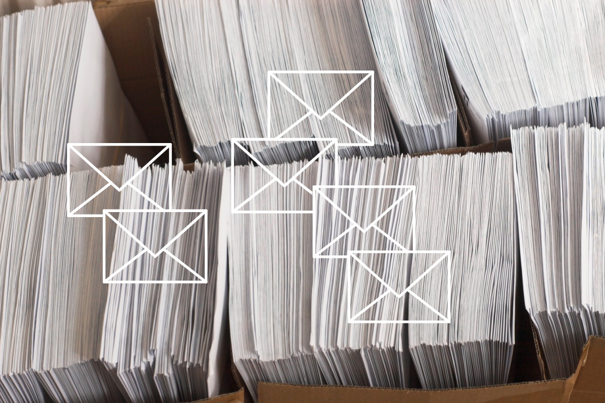 Hromadný tisk, obálkování a distribuce