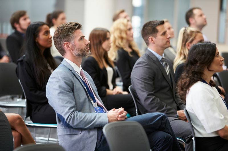 Jak vyniknout na veletrzích a konferencích: Kompletní průvodce firemními tiskovinami 