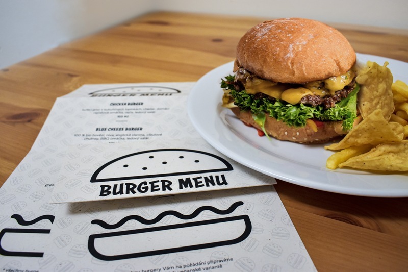 Jak přilákat návštěvníky do nového podniku? Vsaďte na letáky i reklamní polepy aut