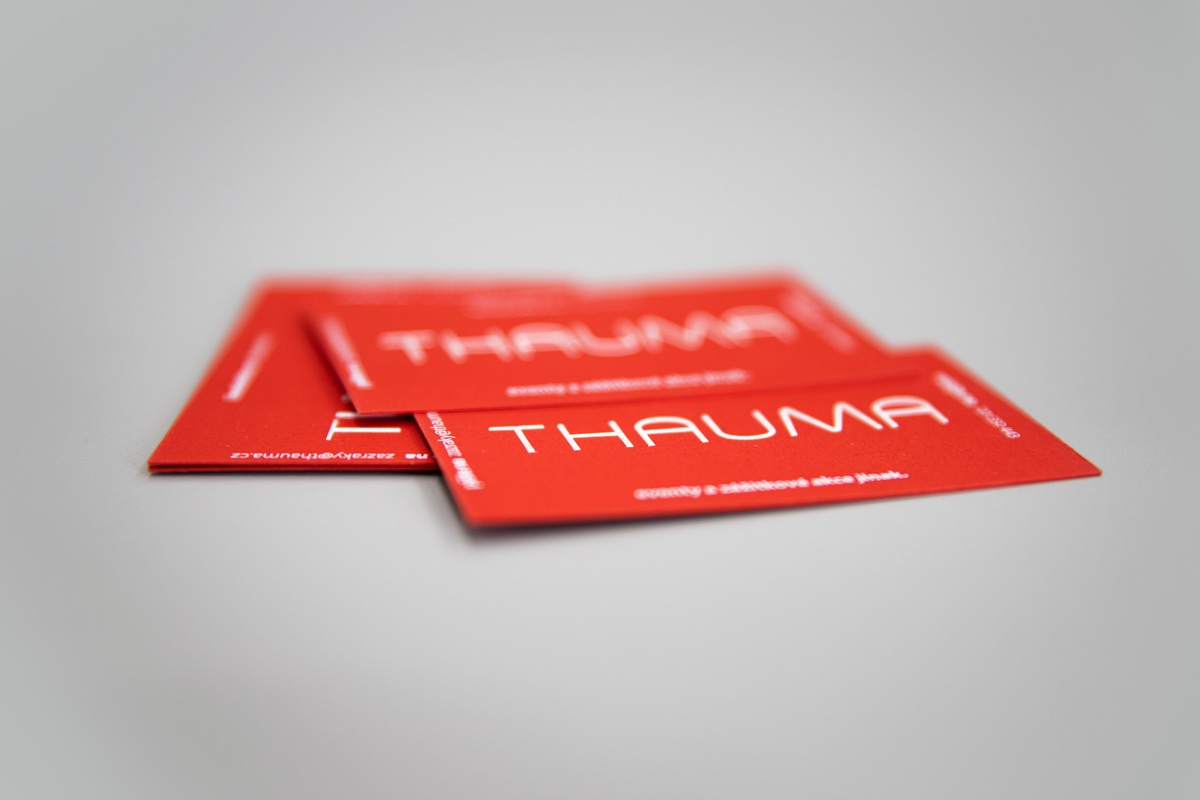 Bílý tisk na barevném papíře