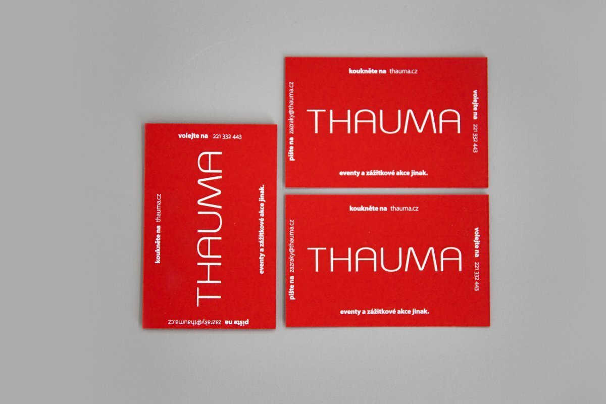 Bílý tisk na barevném papíře