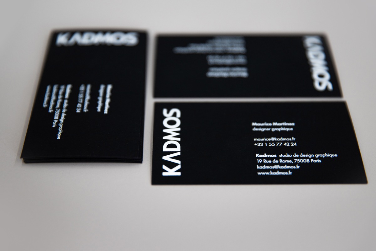 Bílý tisk na barevném papíře