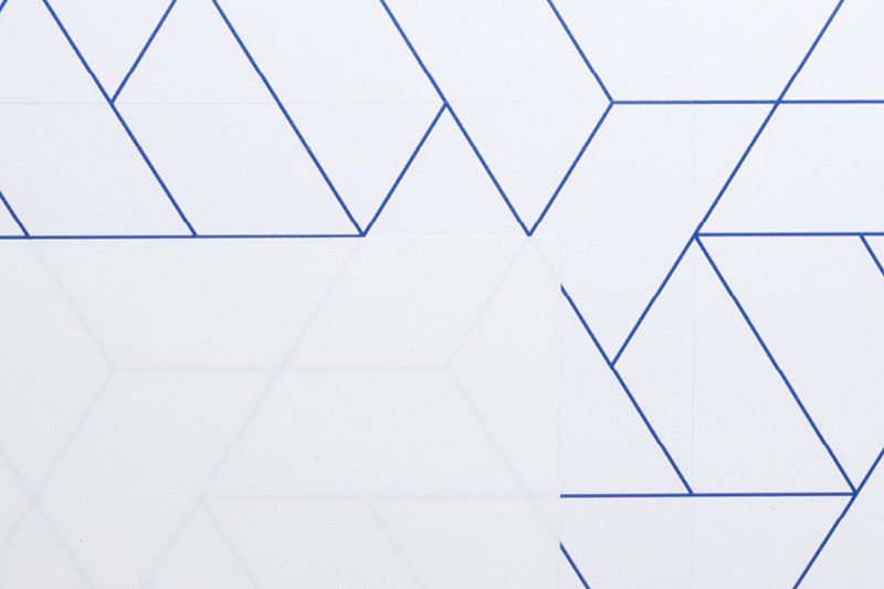 poloprůsvitná bílá